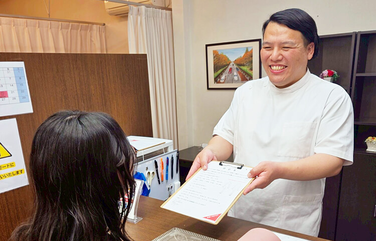 受付で問診表記入いただく